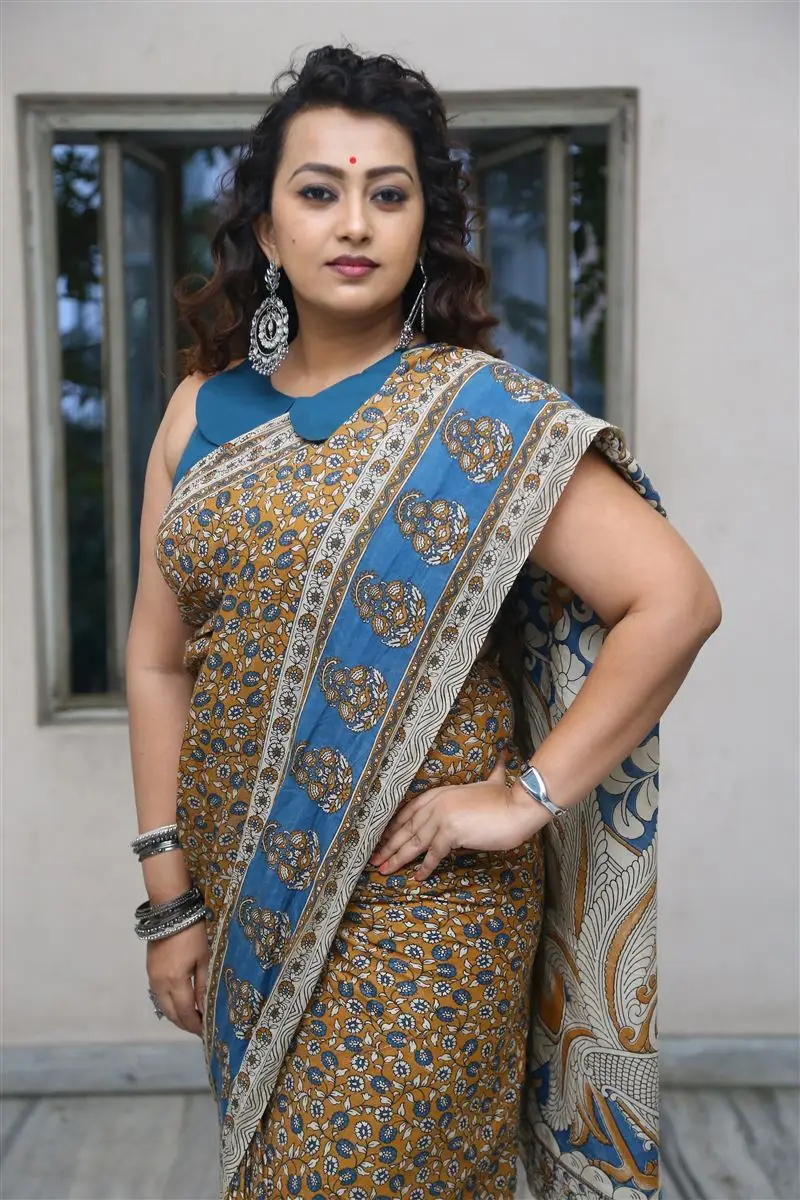 Ester Noronha In Green Saree Blue Sleeveless Blouse